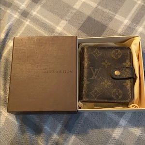 Authentic Louis Vuitton compact zippy small wallet
